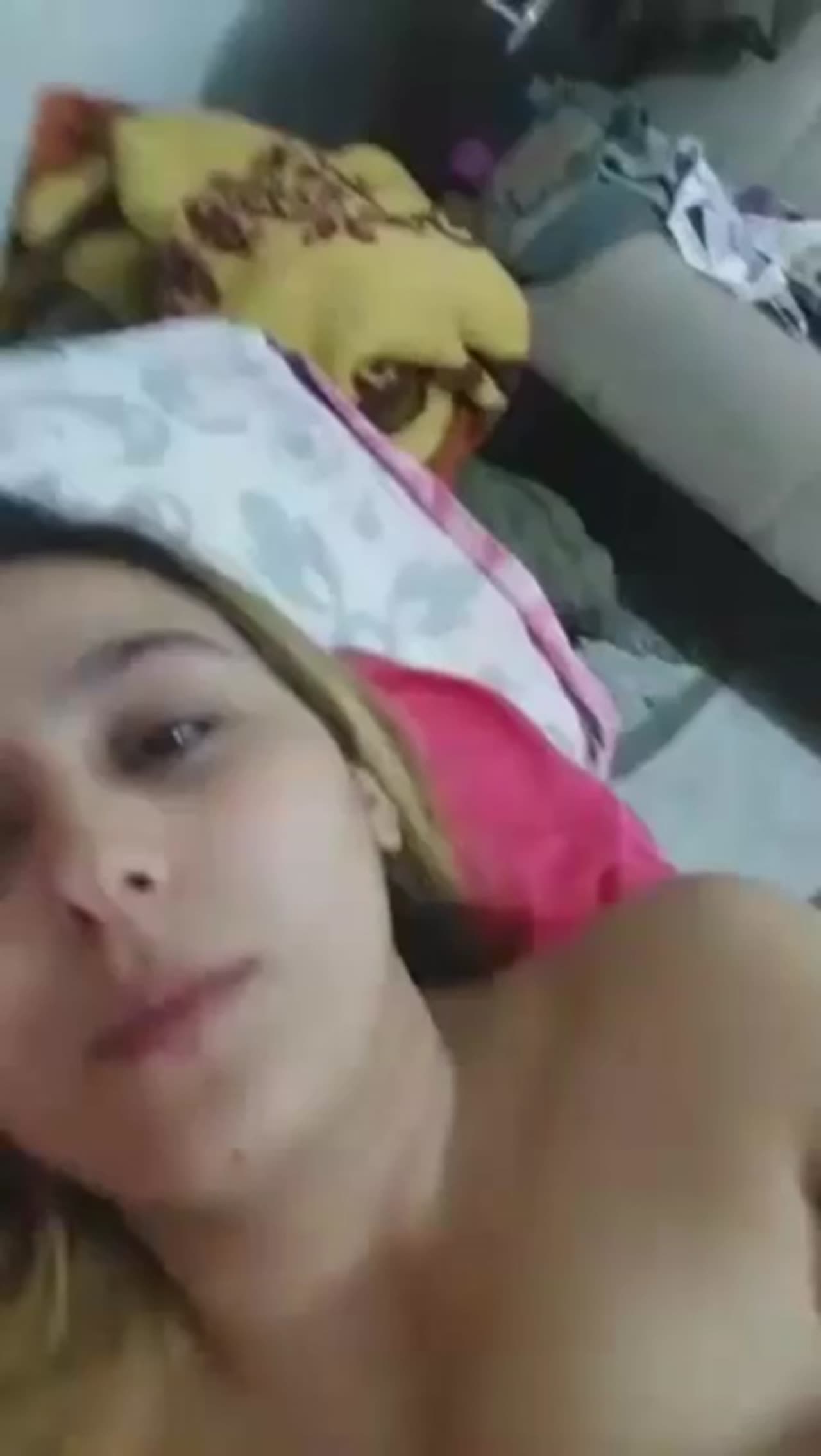 Sarışın hatun elletiyor ama vermiyor - Türk İfşa Hub — Türk İfşa