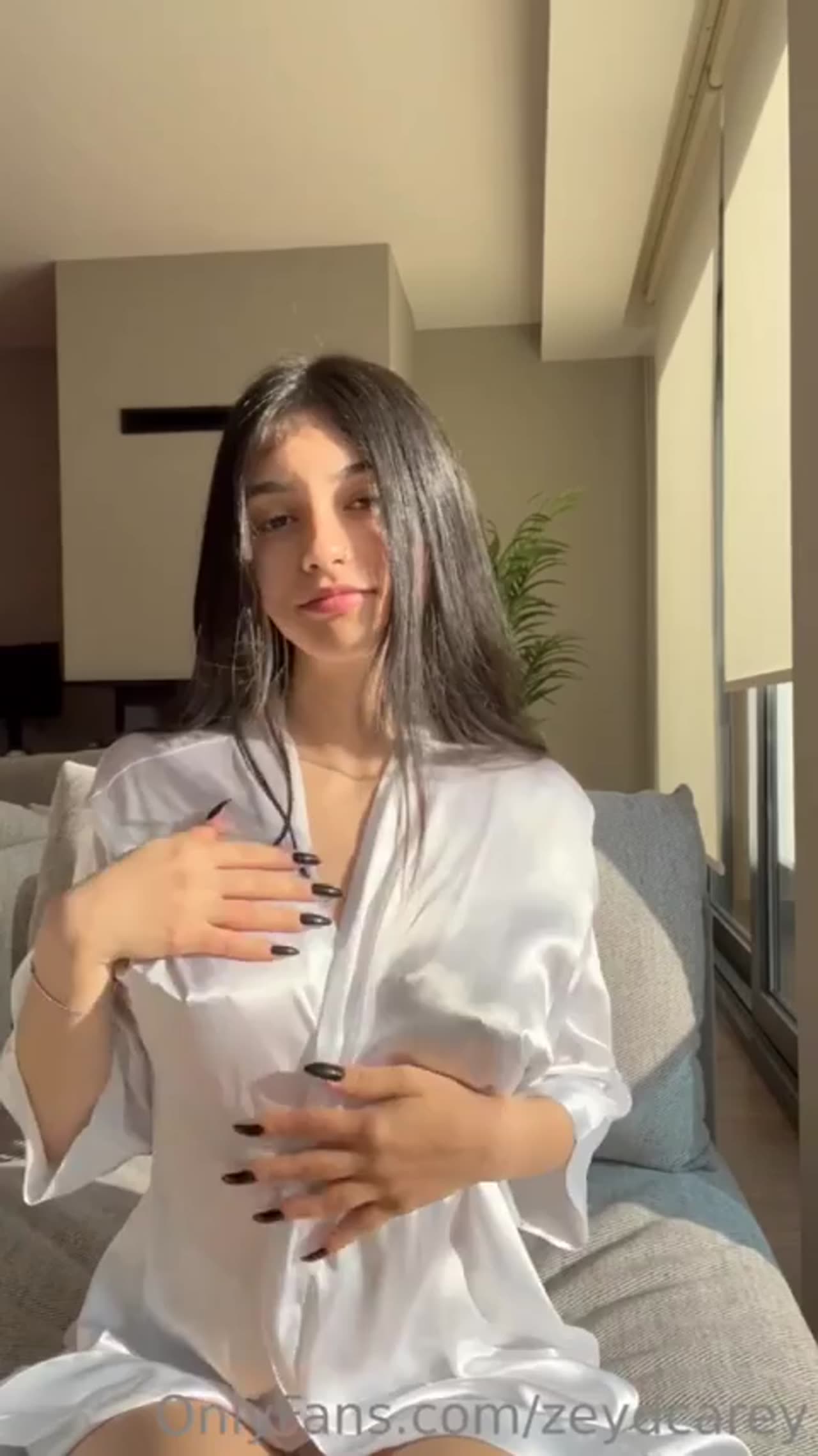 Alya Vural piercingli memeleri okşuyor — Türk İfşa