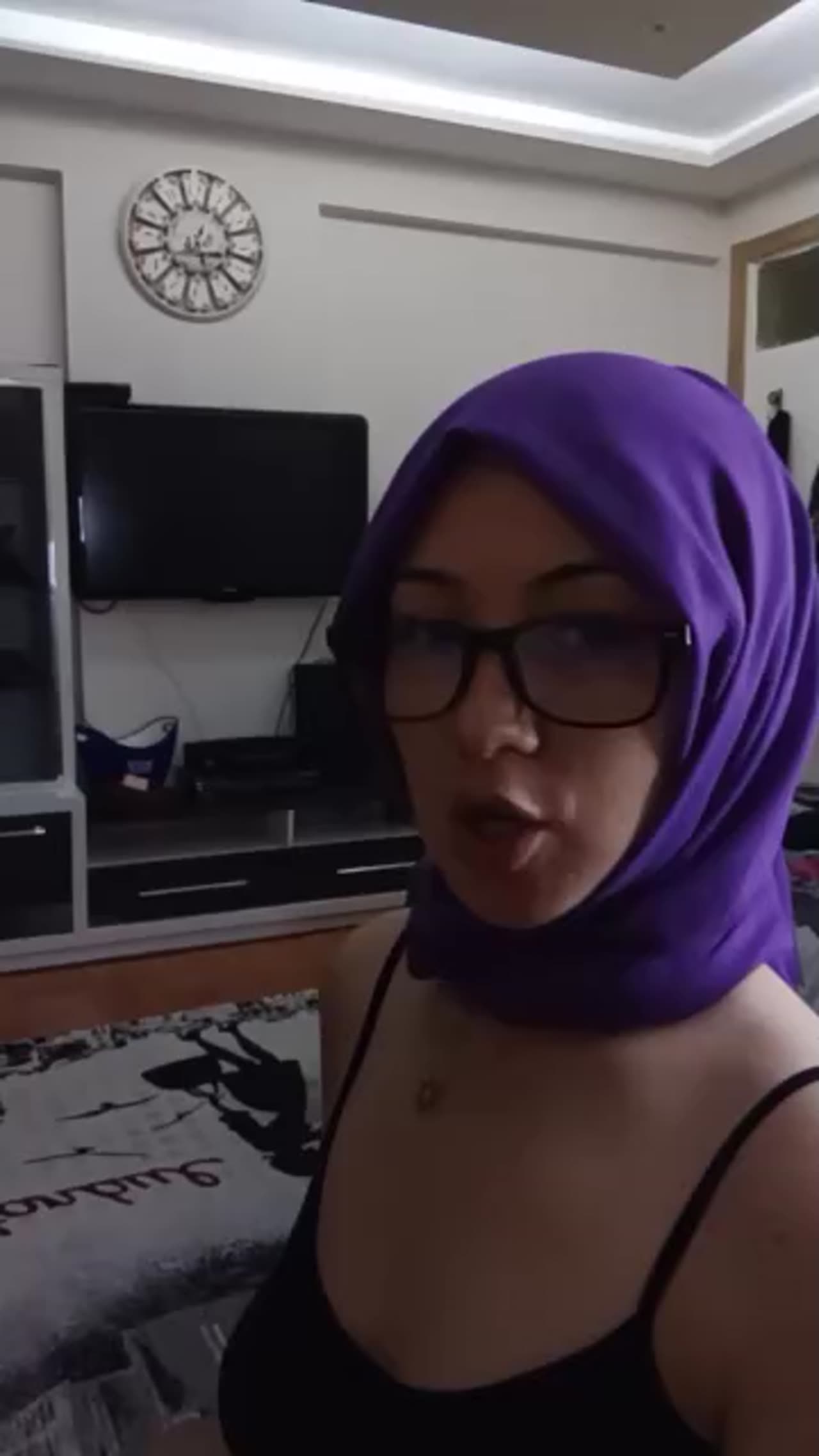 Annesiyle yayın açtı memelerini gösterdi — Türk Yayın İfşa