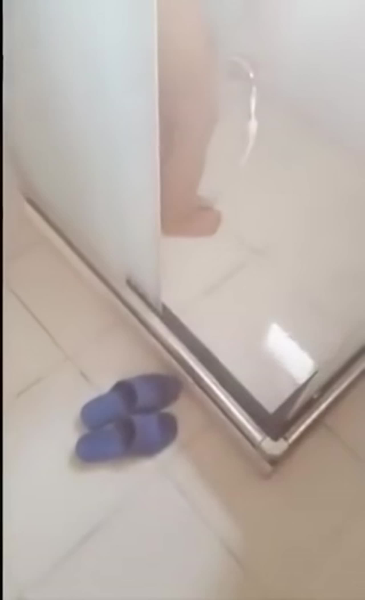 Banyoda karısına sakso çektirip domaltarak sikiyor - Enfes Türk
